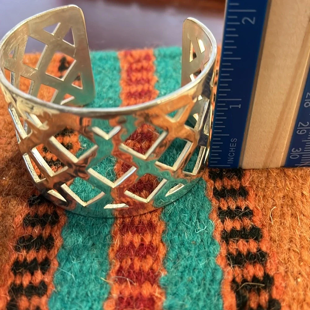 Rustic Cuff bracelet in silver color. - Picture 4 of 6